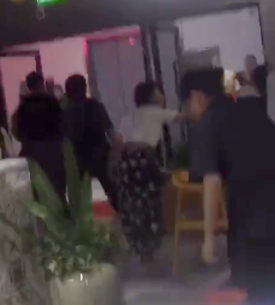 杨紫发声明谴责谣言后首露面,遮挡严实吃火锅解压助理