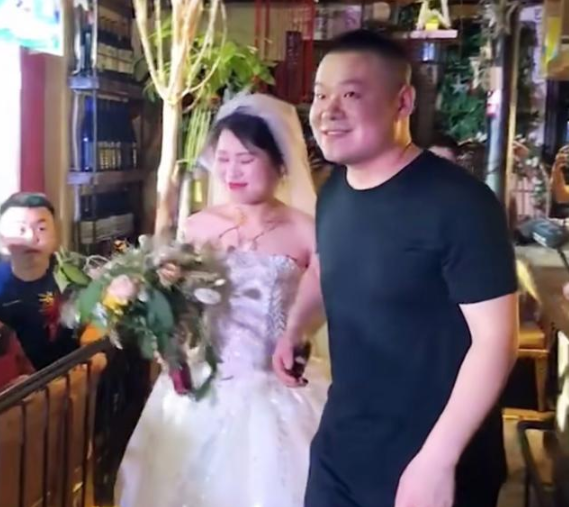 岳云鹏姐姐结婚,晚餐吃4个馒头3个素菜,网友:太接地气
