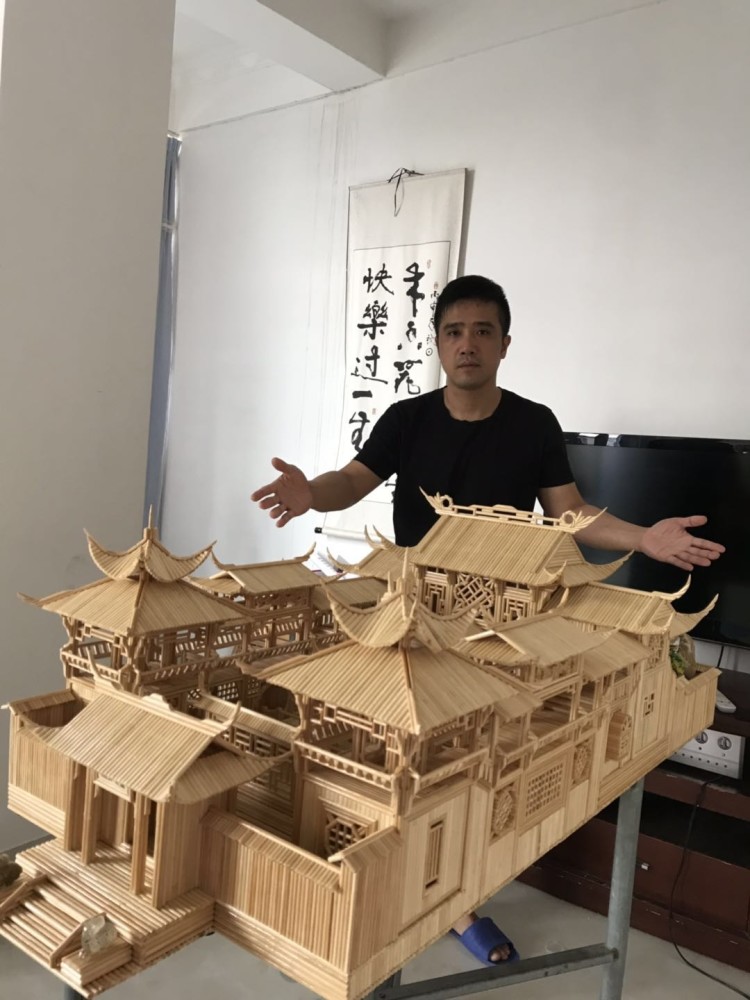 从去年8月开始,他决定用筷子做古建筑,没想到很受网友喜欢,他把作品发