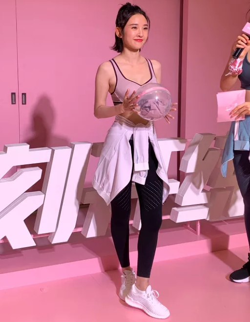 唐艺昕婚后首次亮相!身着运动装,身材纤细,网友:仙女身材呀!