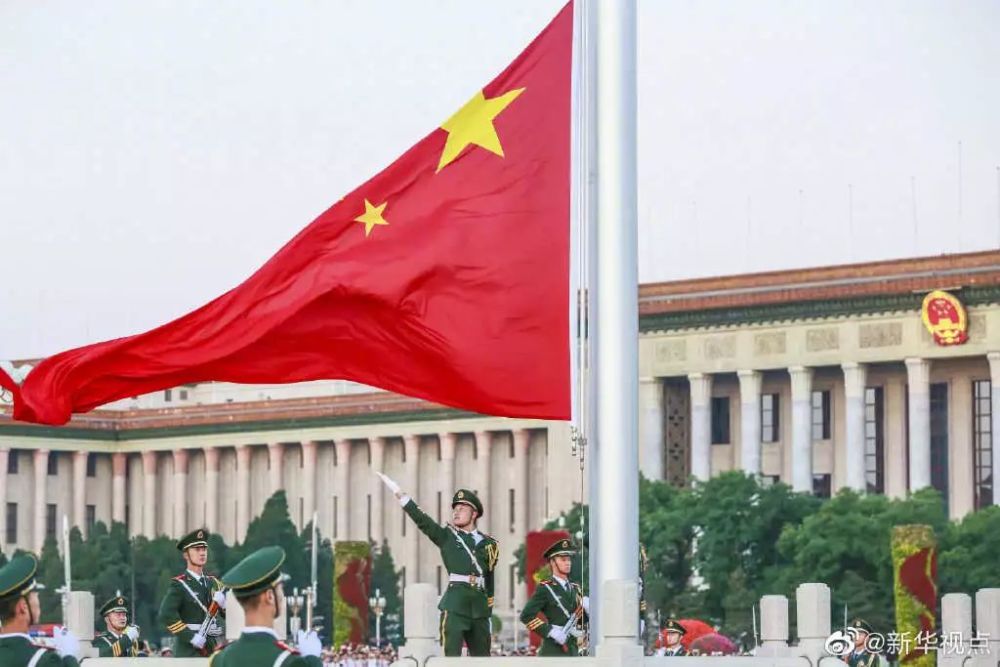 武磊连忙拒绝: 国旗护卫队升旗手袁晋爽 行进中遇到一面掉在地上的小