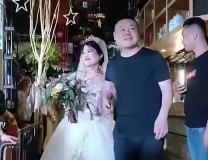 岳云鹏姐姐结婚,小岳岳穿着遭吐槽,婚礼感言却让人泪目!