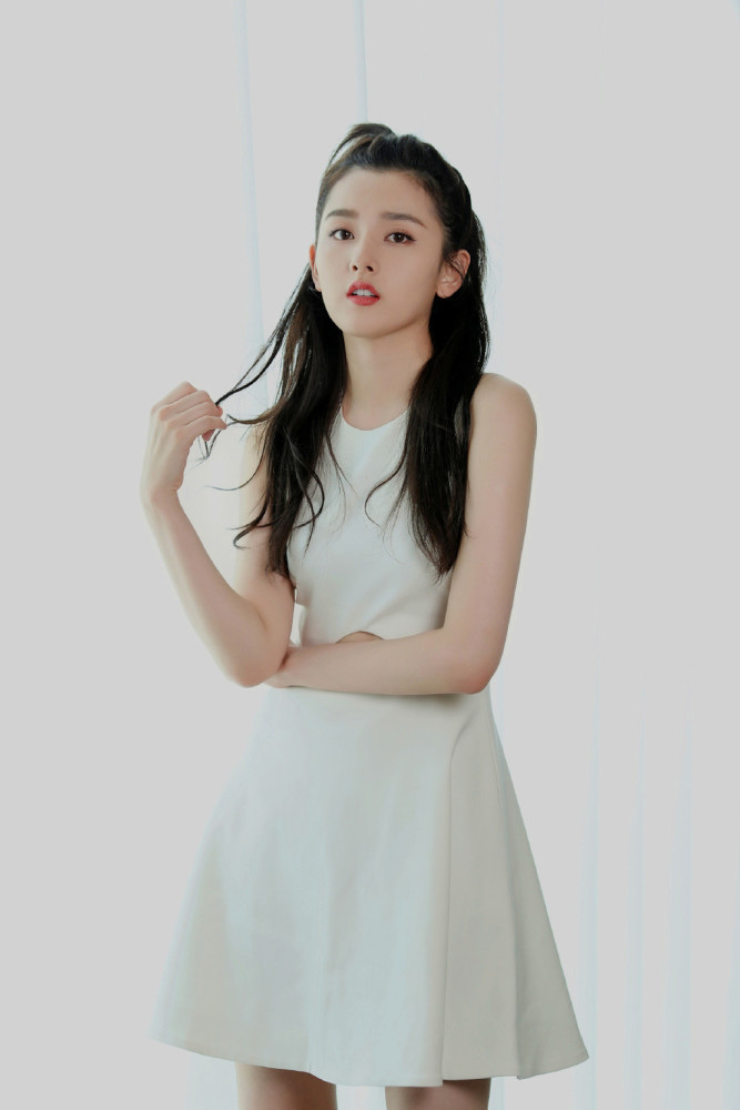 宋祖儿时尚写真,一身白色连衣裙清新亮眼,尽显甜美少女范