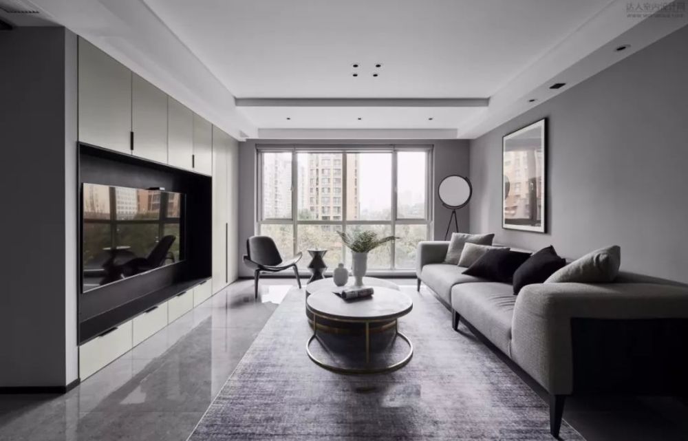 灰色调的客厅简约而又大方,让年轻人喜欢的气质之家