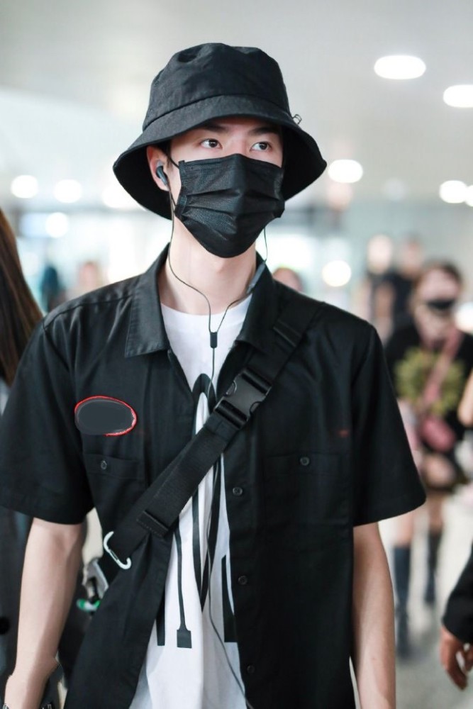 王一博机场私服:可爱的黑色渔夫帽,乖巧可人!
