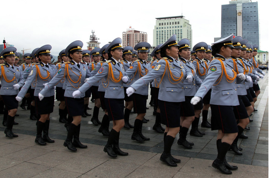 百年难见蒙古国阅兵,士兵身穿盔甲持老枪,无论男女都异常健硕