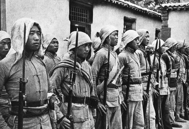 日本特工队乔装打扮 在我军中完美伪装 结果却因为一根香菜暴露 天天快报
