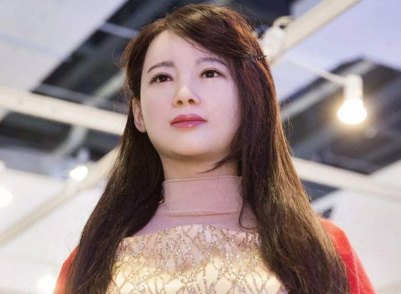 中国首款"女性机器人"诞生,长相形似真人,网友:能当老婆吗?