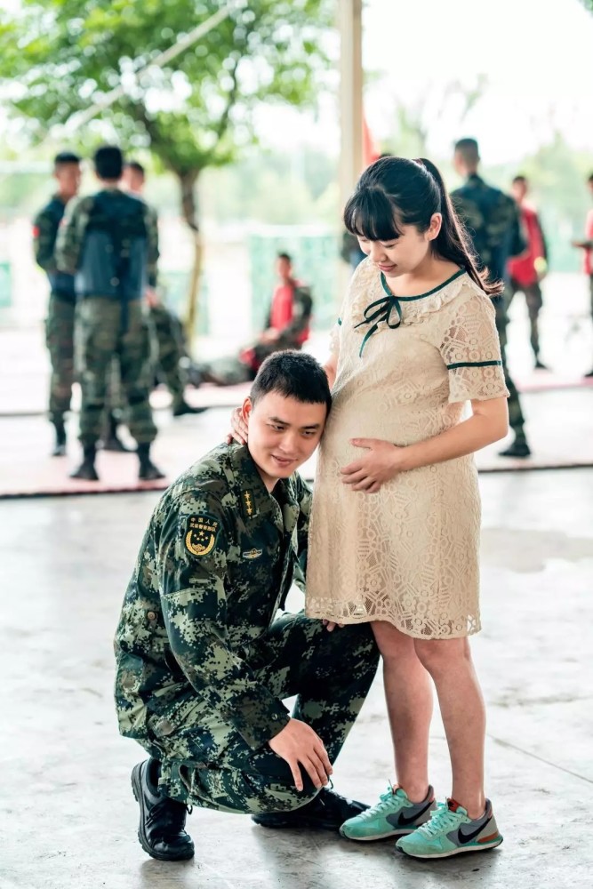 武警兵哥和孕期军嫂的"全家福",满满都是感动!