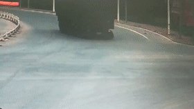 最后,民警依法认定轮胎脱落的大货车司机负事故全部责任,并将其证件