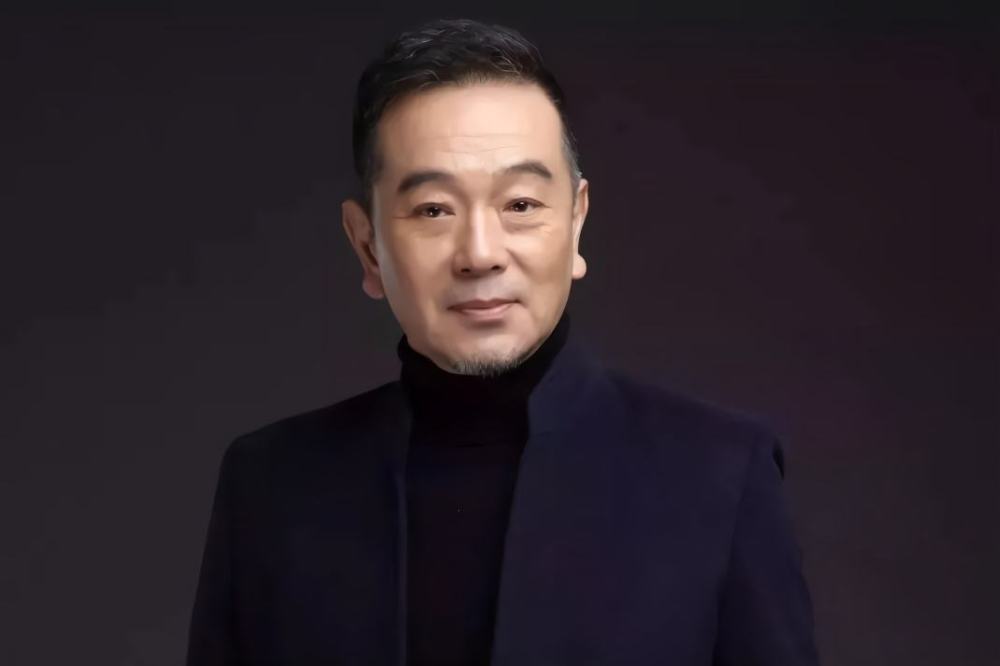 63岁张晨光近照,追了美女老婆整整4年,两个儿子长得比