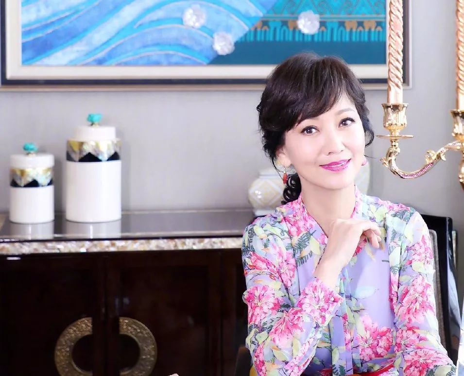 因为保养得好,因此被人称为" 不老女神"!没错,她就是—— 赵雅芝!