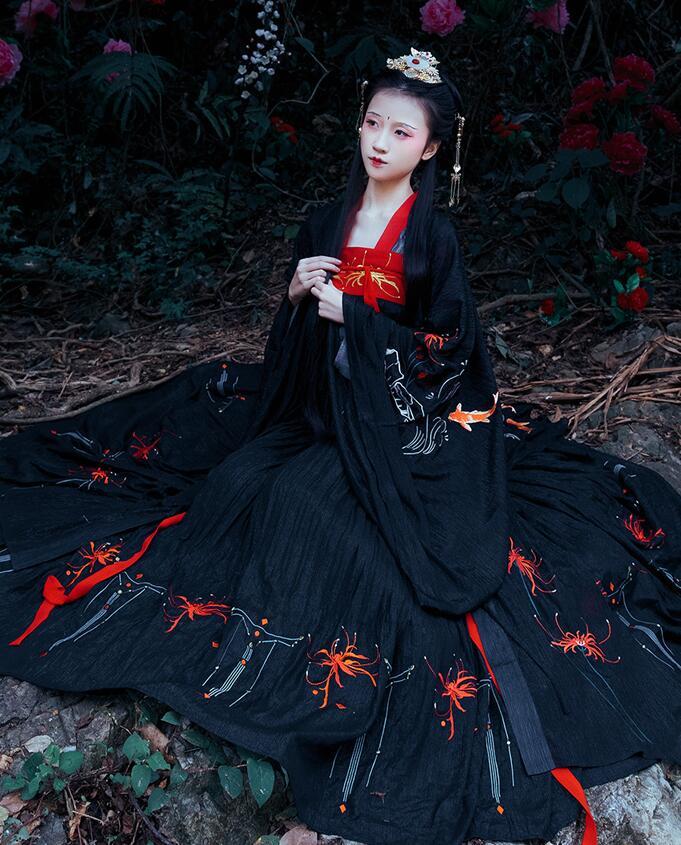 汉服:超有气场的红黑色汉服,很适合气质独特的妹子,超酷!
