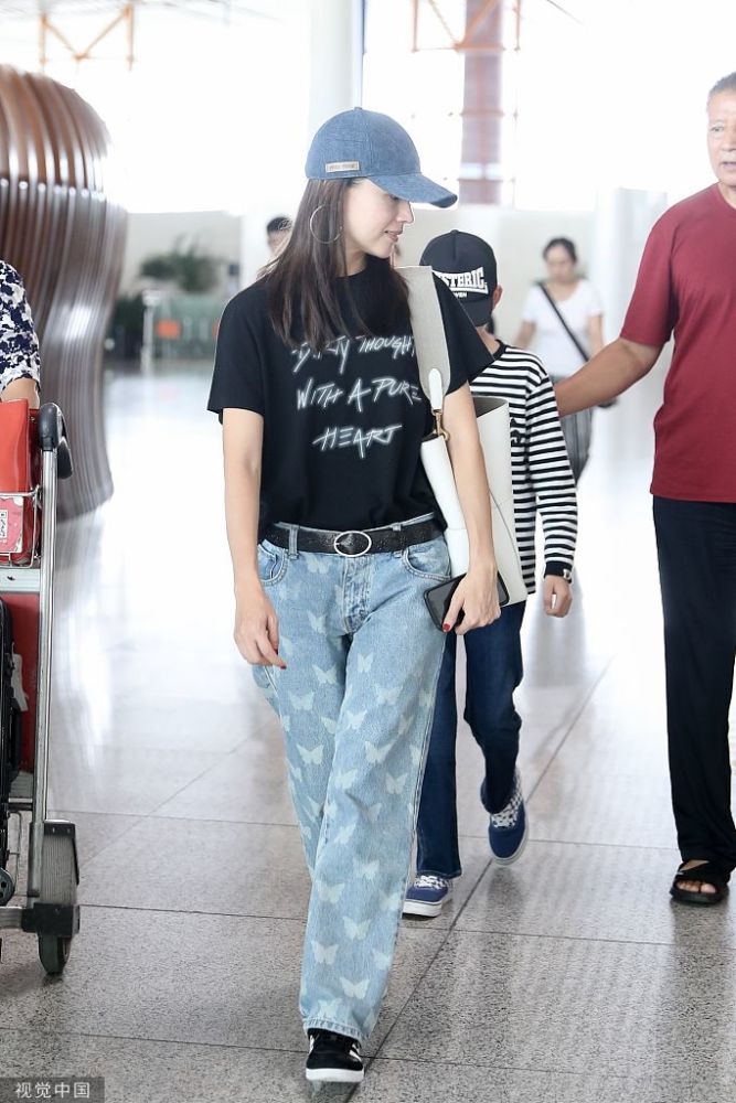 董洁带10岁顶顶现身机场,阳光帅气少年初长成,身高直逼董洁!