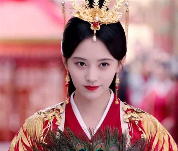 鞠婧祎"古装"造型:第一套柔美,第三套霸气,最后一套小
