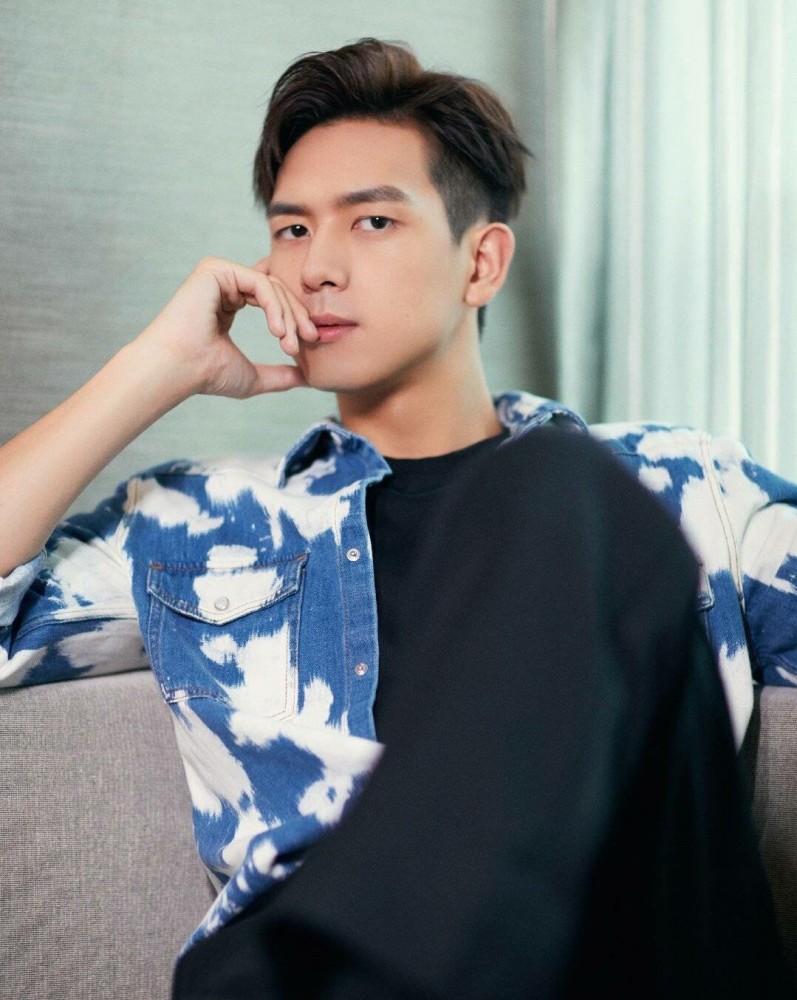 有种惊艳叫李现戴眼镜,果然是女孩们的"现男友",帅得斯文败类