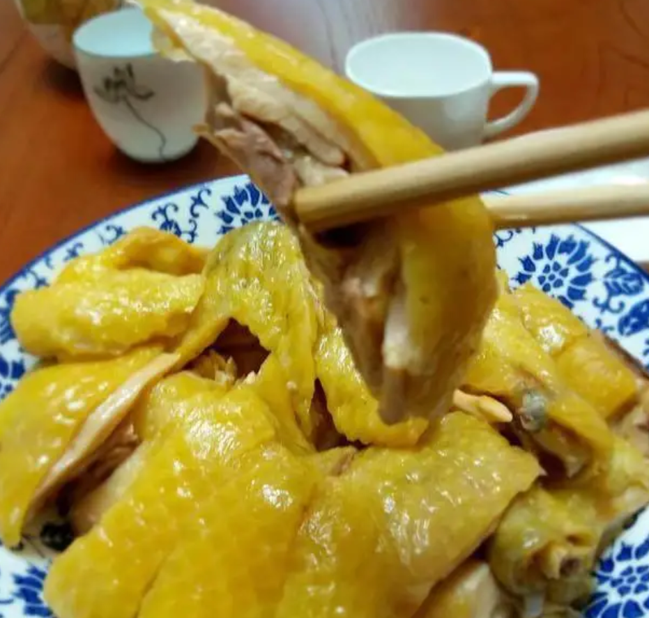 所需原料:整鸡一只,大葱生姜各10克,食盐8克,料酒10克,麻油10克.