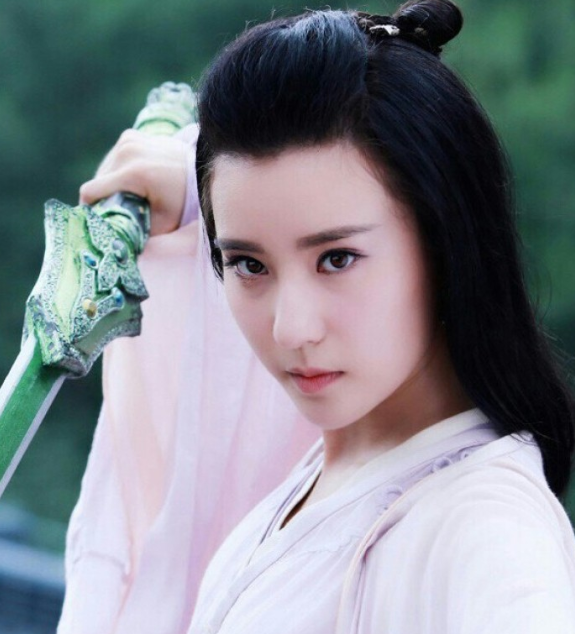 谁还记得《花千骨》的轻水?当初嫌她胖,现在竟撞脸韩国"iu"