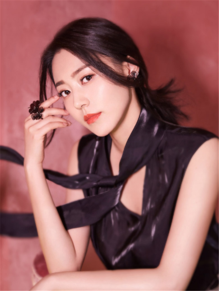 她是杨幂旗下艺人,出道7年不温不火,最后演反派走红!
