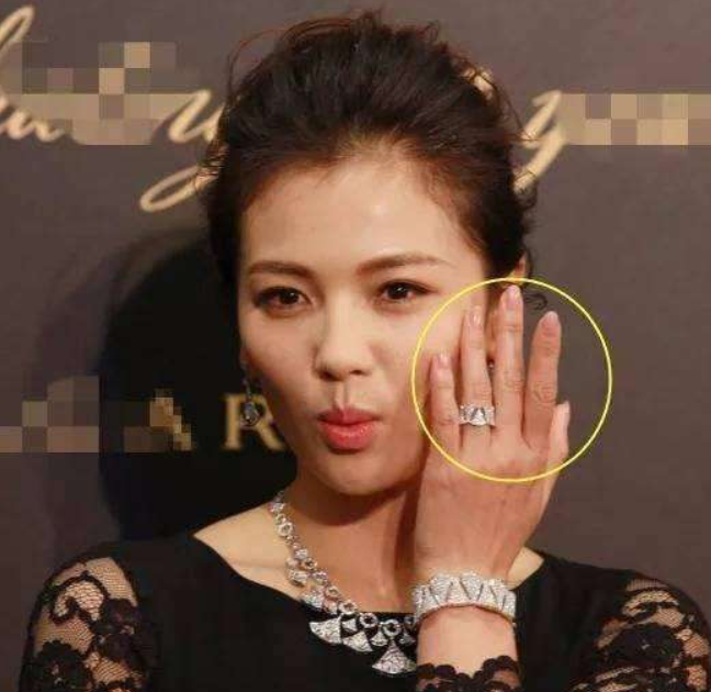 手与年龄不符的4位女星,刘涛一手褶皱,而她60岁却宛若