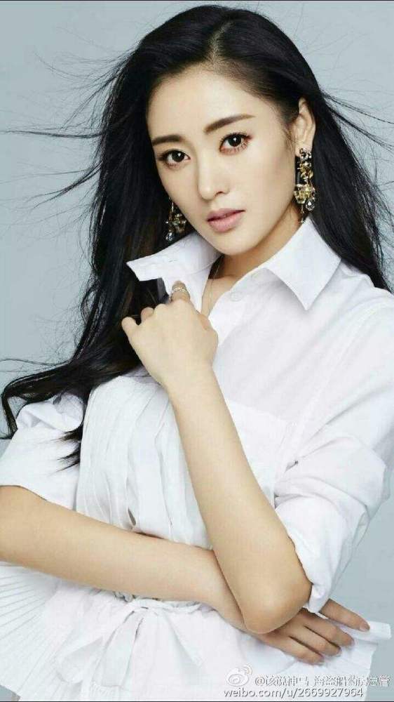 性感女星张天爱和气质女神张馨予,谁的曲线最优美