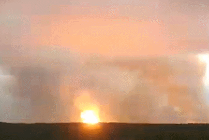 (rt报道截图) 第一次爆炸发生后,巨大的冲击波直冲天空,蘑菇状黑云从