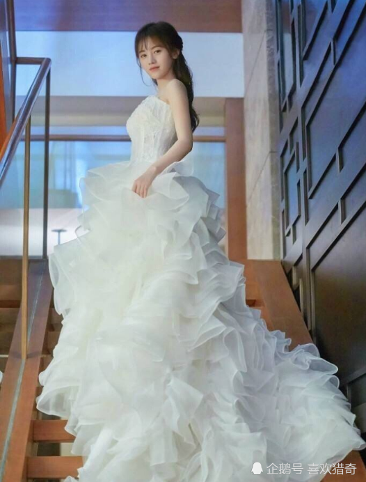 本以为热巴的婚纱照够美了,看到鞠婧祎穿婚纱,网友:我