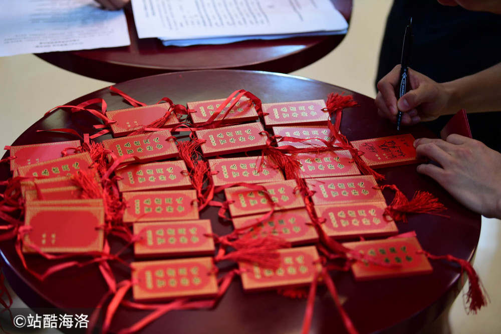 一位新人在卡片上写下"家人健康,永远幸福"的美好祝福