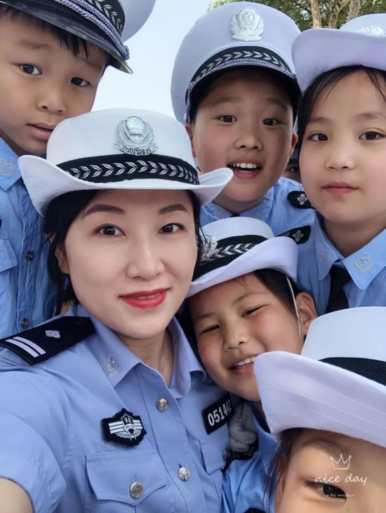 高新区分局的警花小姐姐昨天下午在辖区帮一个7岁女孩找到了妈妈,真美