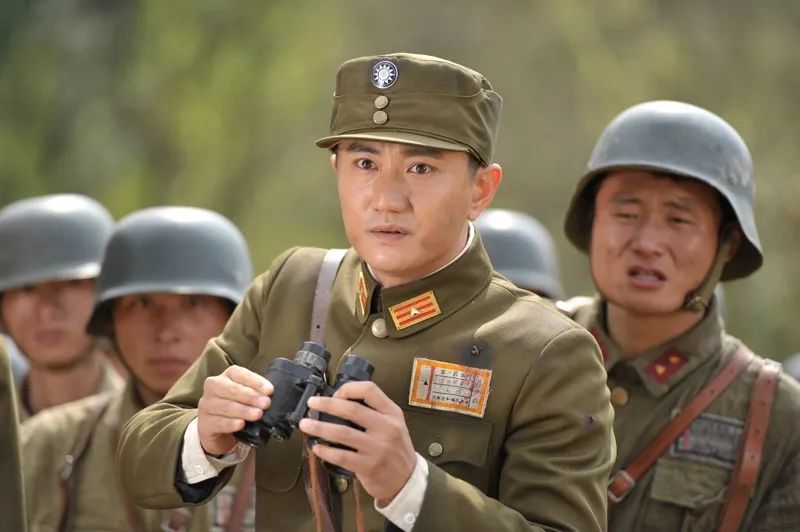 肖少白在剧中是一名国民党军官,他的性情冷淡,心思缜密,为了组织利益