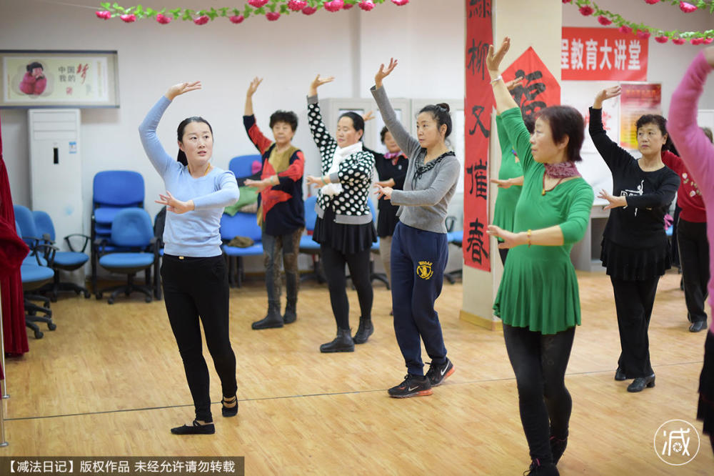 80后广场舞教练:她的工作就是教大妈跳广场舞