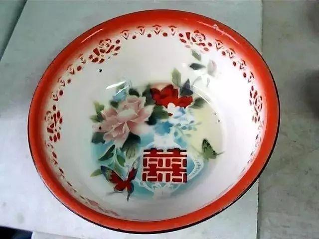 搪瓷铁盆,这种铁盆是8090年代最流行的老物件了,一般有人家结婚都要