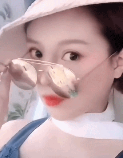 保时捷女司机形象上了街边广告牌!律师:蹭热度的小心侵权!