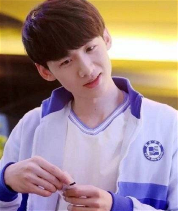五名男星"校服"造型:千玺可爱,王俊凯帅气,白敬亭才是