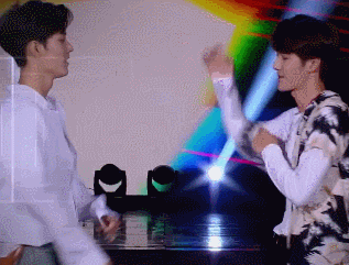 《快本》王一博同肖战热舞,捂项链动作获好评,高冷人设崩塌