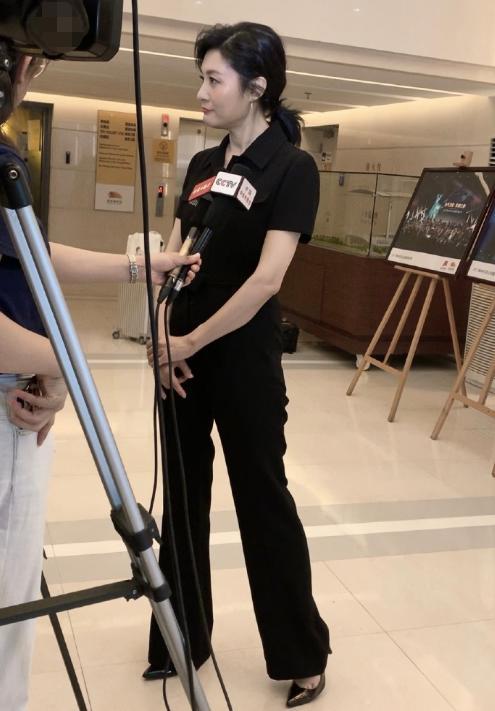 51岁央视主播周涛近照曝光,消瘦到尖下巴明显!网友:像纸片人