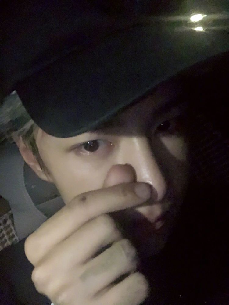 王一博日常生活照:蓝忘机这蓝头发真的a爆了!