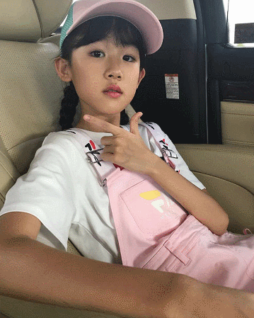 陆毅11岁女儿晒自拍,看到最后一张时,网友:这是经历了啥?