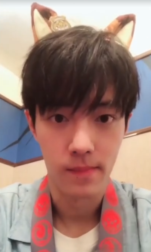 肖战晒素颜照,看清真实颜值引网友热议,不愧是蓝忘机的知己!