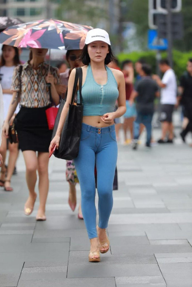 街拍:时尚辣妈一身休闲穿搭,"蓝色牛仔裤"彰显双腿线条