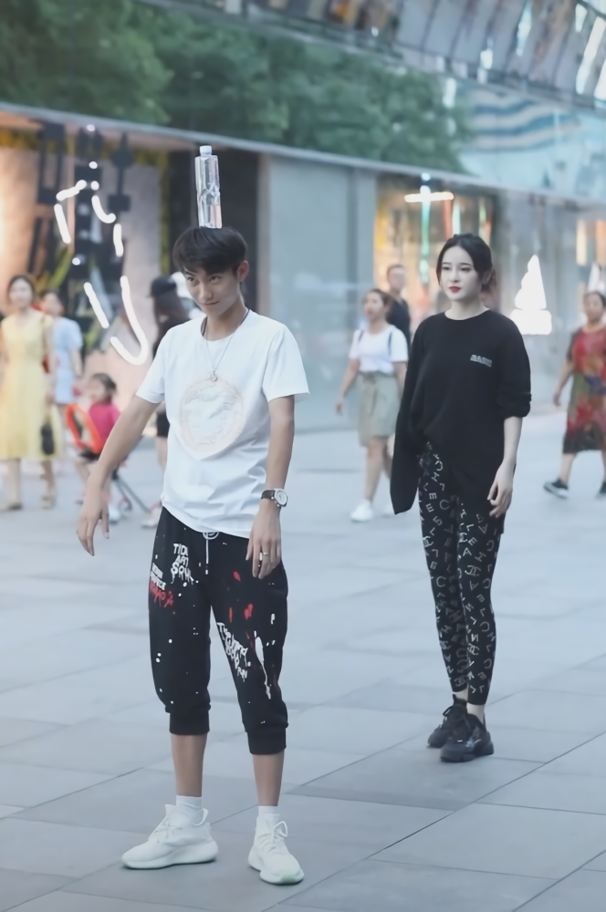 街拍,时尚,t恤,紧身裤,椰子鞋