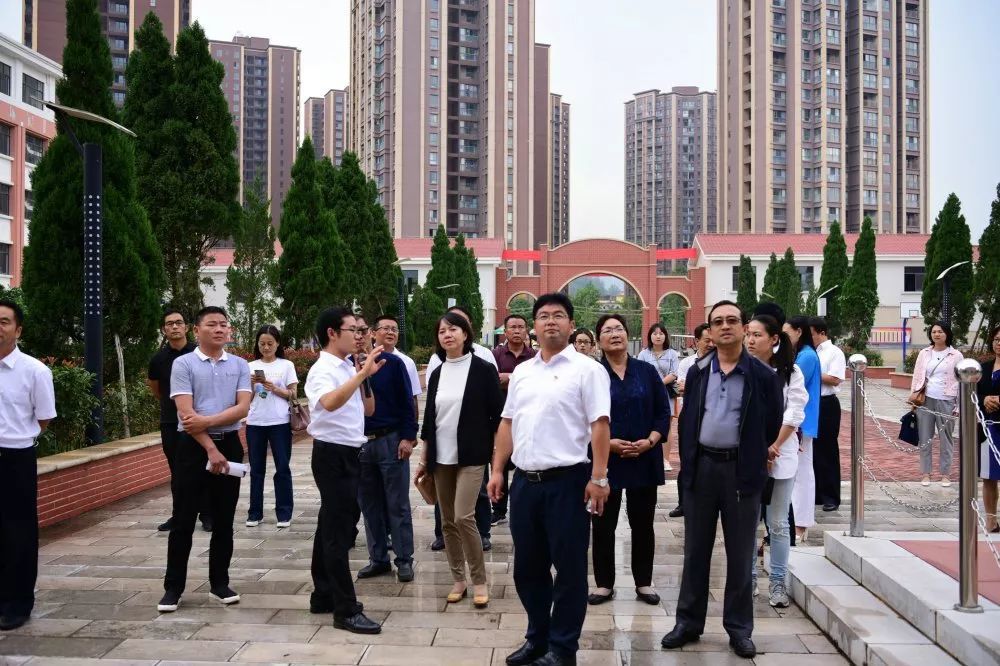 石林县委书记梁昆率队赴宜良县考察花卉产业及教育发展