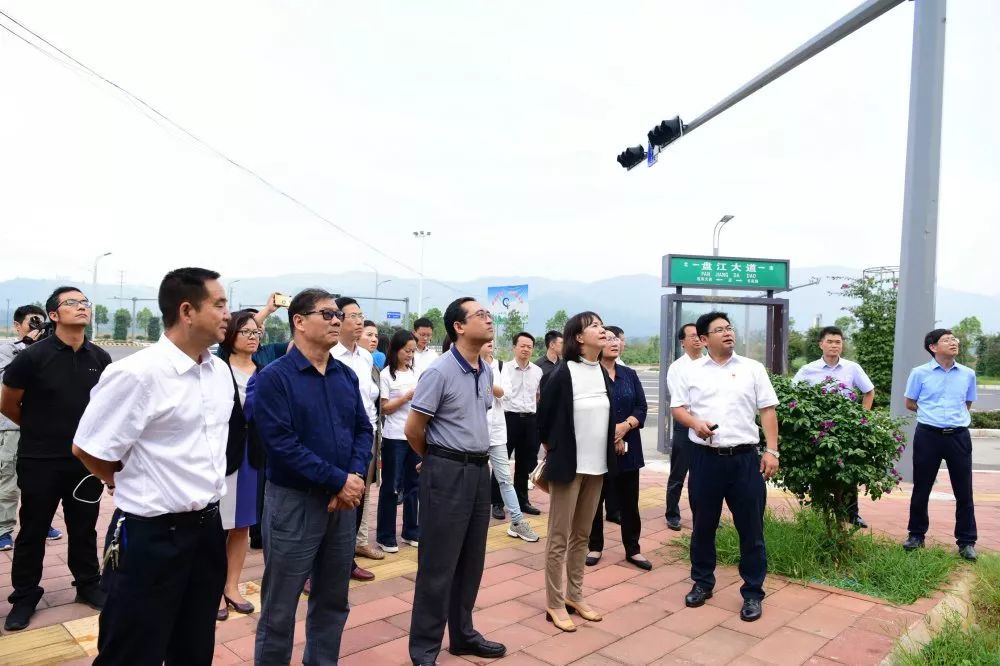 石林县委书记梁昆率队赴宜良县考察花卉产业及教育发展