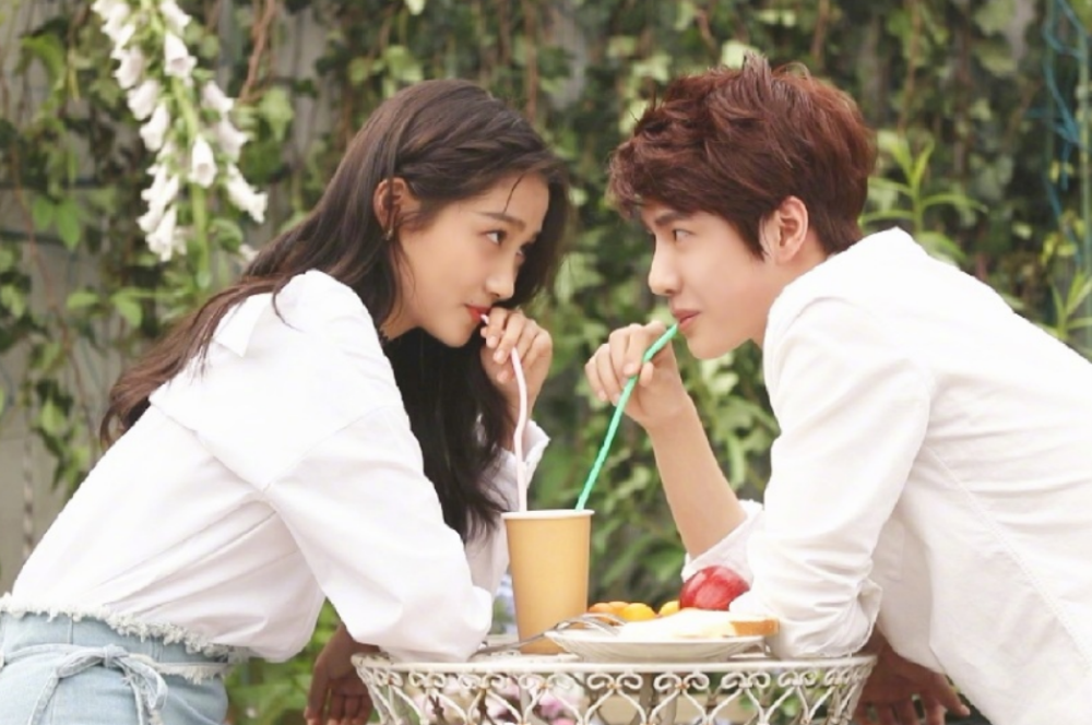 关晓彤王一博喝一杯饮料,谁注意两人的吸管?太容易看穿真实关系