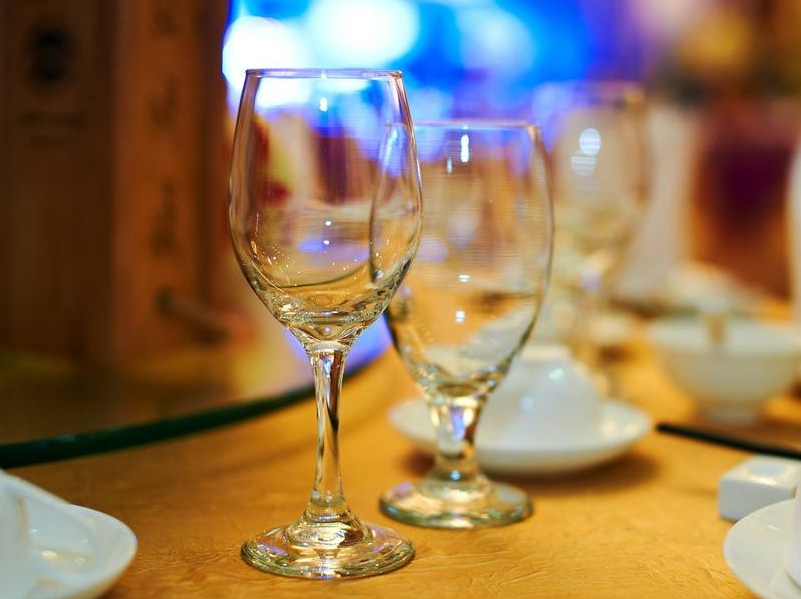 心理测试:聚餐时,你会用哪种酒杯喝酒,测试谁会对你一