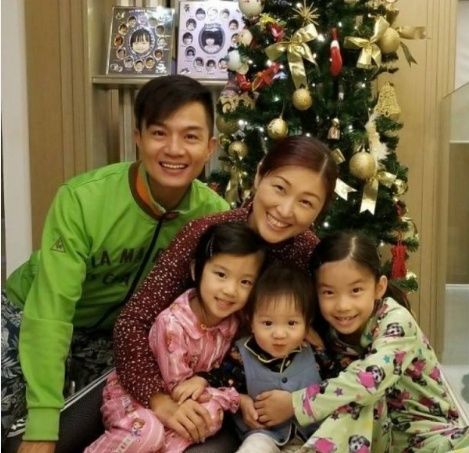 夫妻俩都没有大红,姐弟恋恩爱17年,如今一家五口颜值高