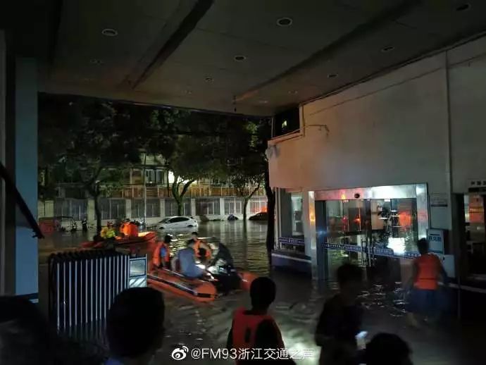 【22:30】 10日晚22点30分,台州飞马救援队已经到达临海古城派出所
