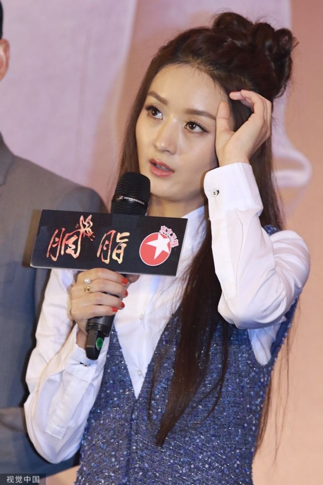赵丽颖白衬衫搭吊带裙,清新甜美大方,长发披肩优雅女人味满满!