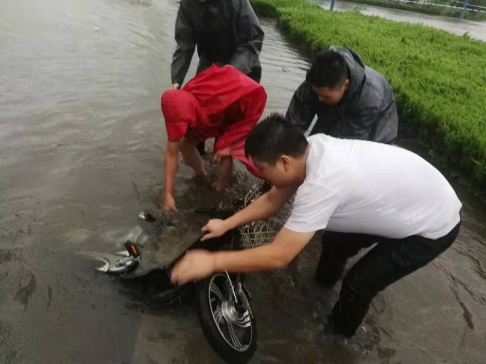 电动车和人一头栽进排水沟,巡逻民警跳到水里捞出