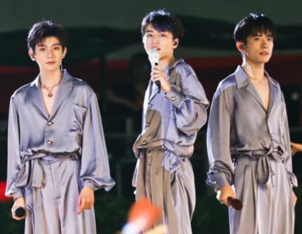 tfboys睡衣照演唱会,tfboys四周年演唱会 有一种兄弟情叫tfboys,约好都穿睡衣,王源却自己戴了项链